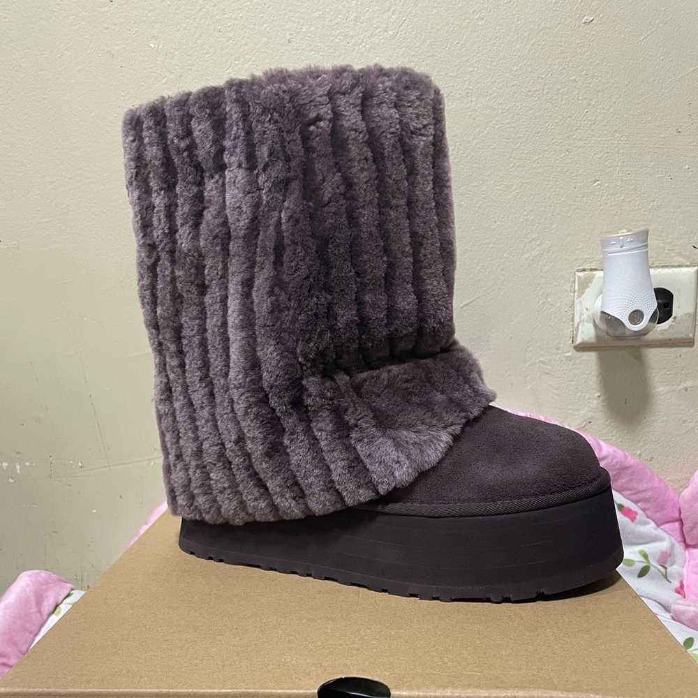 CORDUROY UGG WOMENS SIZE 8